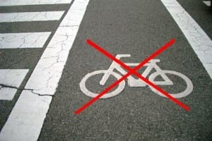 Απαγόρευση ποδηλάτων στον...ποδηλατόδρομο! 