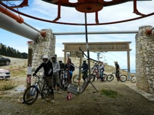 Η αδρεναλίνη στα ύψη στο 1o  HELMOS TOP DOWNHILL RACE ...