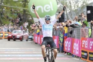 Ο Chris Froome παίρνει τη ροζ φανέλα του Giro d'Italia μετά από ένα εκπληκτικό break 80χλμ για να κερδίσει το 19ο στάδιο