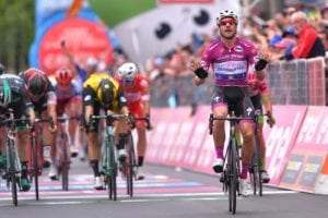 O Elia Viviani κατακτά τη νίκη κάνοντας σπριντ στο στάδιο 13 του Giro d'Italia!