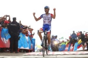 Ο Thibaut Pinot κερδίζει στο Lagos de Covadonga καθώς ο Yates επεκτείνει το προβάδισμα στο 15ο στάδιο του Vuelta a España.