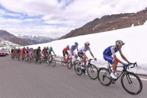 Το Giro d'Italia ανεβαίνει στα χιόνια για τους αρχικούς τερματισμούς στα βουνά
