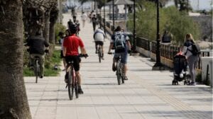 Υποχρεωτικό το κράνος για παιδιά ποδηλάτες: Ανακοινώνεται το Σχέδιο Οδικής Ασφάλειας παρουσία Μητσοτάκη