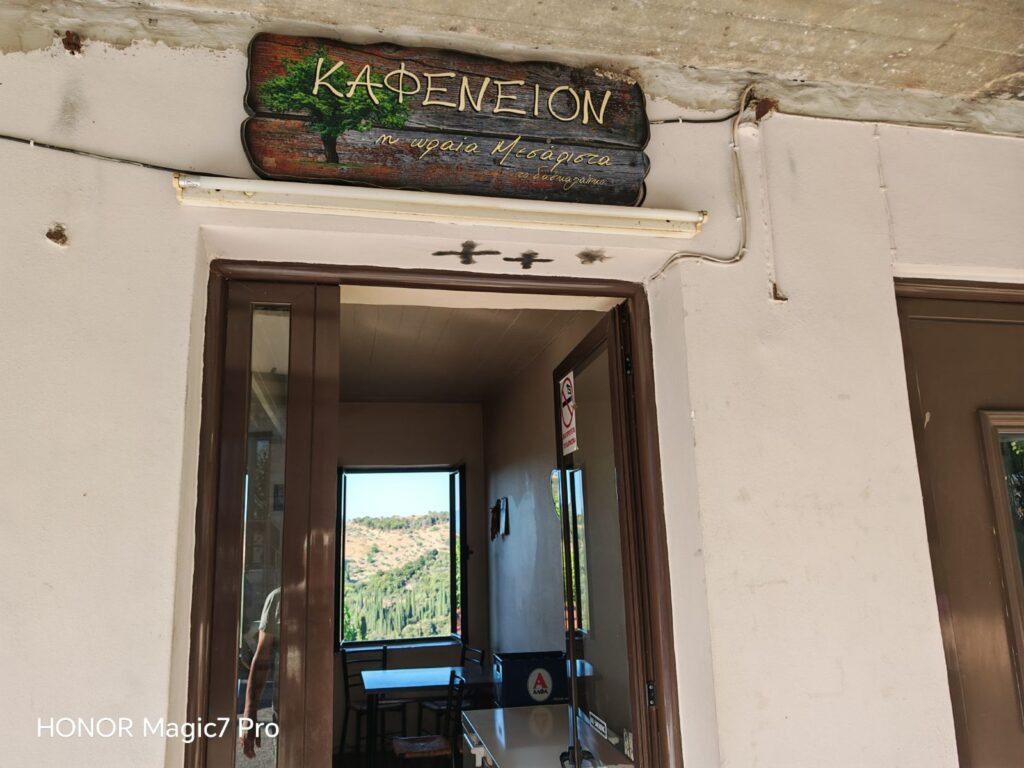 Το καφενείο «η ωραία Μεσαρίστα» στον ομώνυμο ορεινό οικισμό