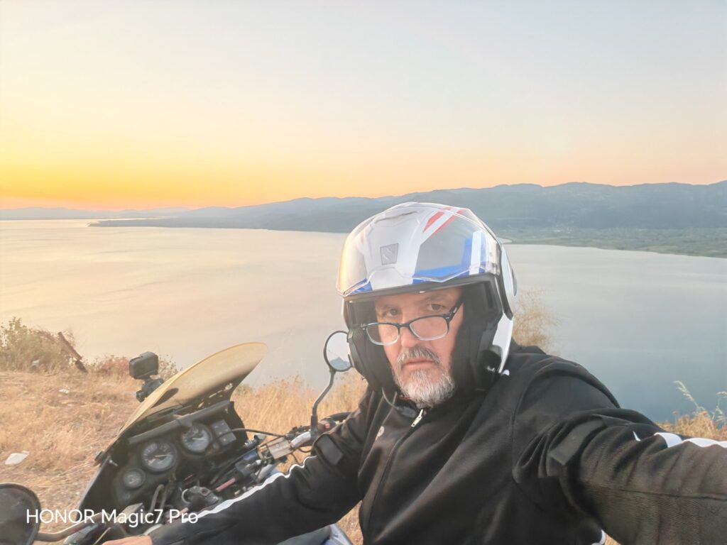 Στάση για φωτογραφία πάνω από την Τριχωνίδα, με το φως του δειλινού στο βάθος