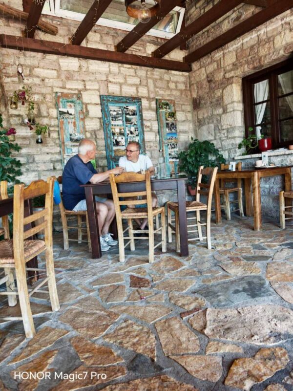 Κουβέντα στο «Τριανταφυλλιά», χωρίς βιασύνη