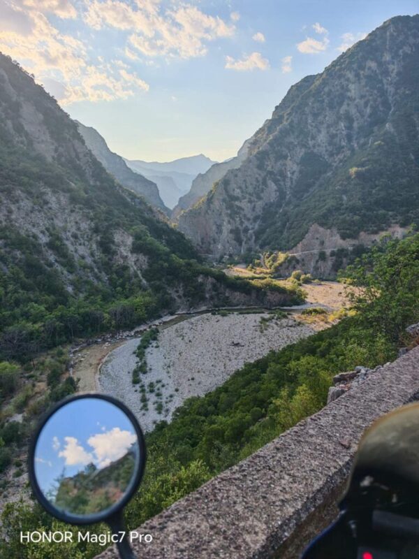 Το φαράγγι του Κρικελοπόταμου, με το ποτάμι να σχηματίζει στροφή ανάμεσα στους βράχους