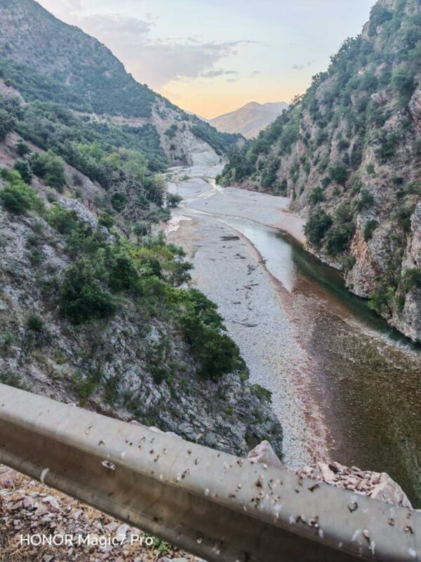 Ο Κρικελοπόταμος στο φως του απογεύματος, ανάμεσα στα κάθετα βράχια