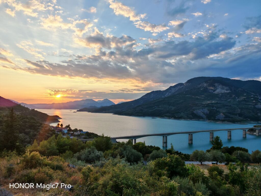 Η λίμνη Κρεμαστών από ψηλά, τα νερά της να χάνονται ανάμεσα στα βουνά