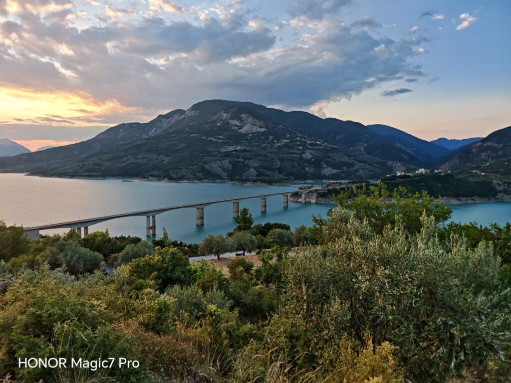 Η γέφυρα της λίμνης Κρεμαστών, με το φως του δειλινού πάνω στο νερό