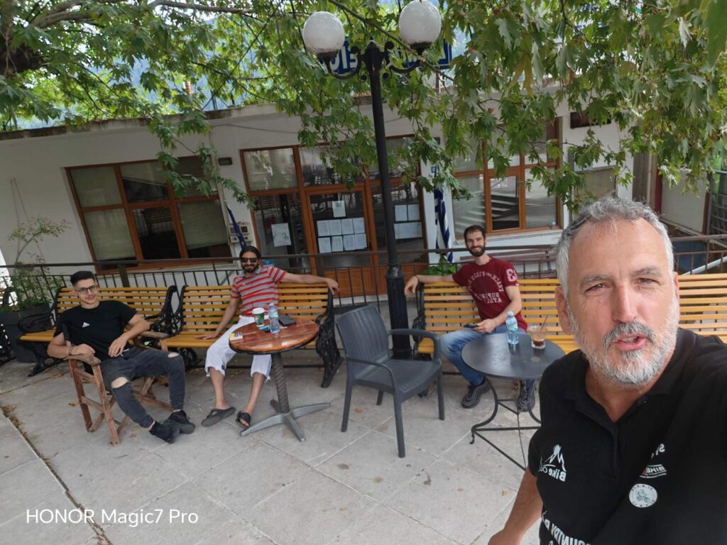 Στην πλατεία του Ραπτόπουλου, με τον Χρήστο, τον Νώντα και τον Σπύρο