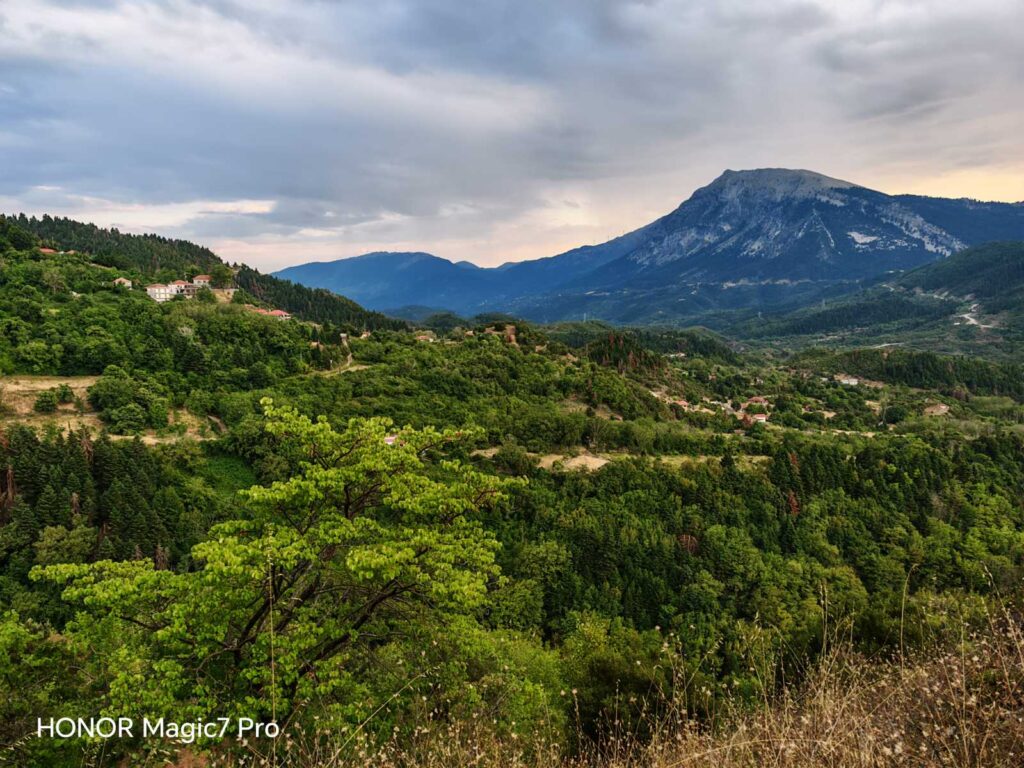 Θέα στα χωριά και τις κορυφογραμμές γύρω από τη διαδρομή προς τα Θεοδωριάνα