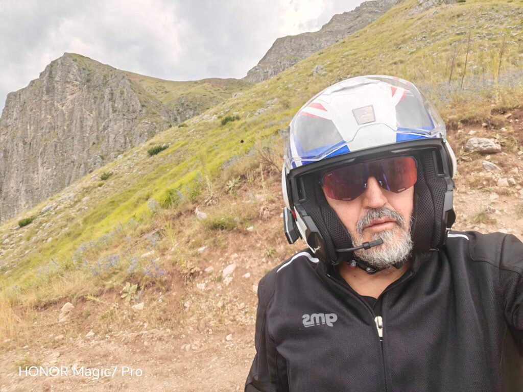 Selfie στην πλαγιά του Γερακοβουνίου, στο ψηλότερο σημείο του ταξιδιού